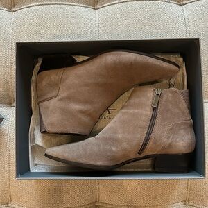 Aquatalia size 8 zip up booties